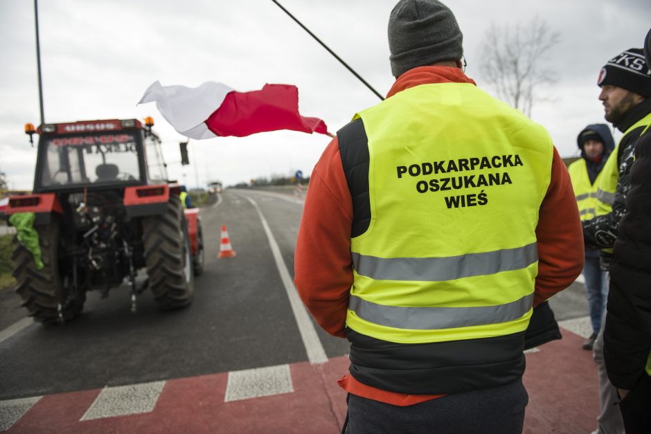 Lenkijos ūkininkai laikinai sustabdė protesto akciją pasienyje