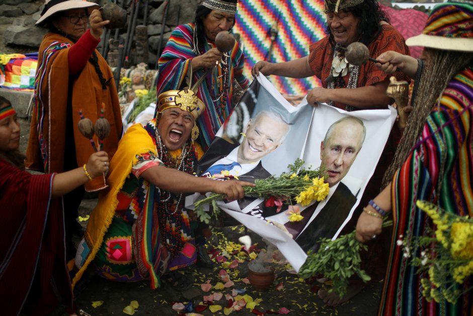 Žiniasklaida: V. Putinas karo klausimais konsultuojasi su šamanais