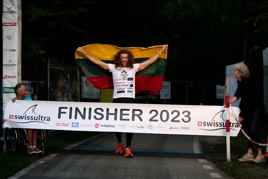 Įspūdinga ištvermė: lietuvis T. Grabauskas dvidešimtgubame ultratriatlone iškovojo trečiąją vietą