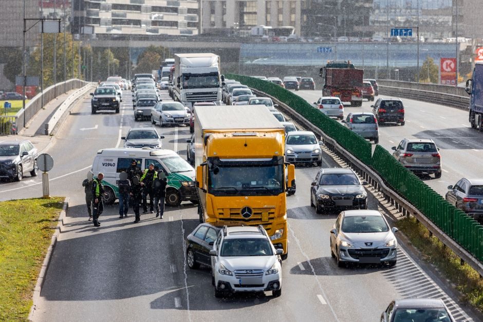 Eismą Vilniuje paralyžiavo dvi avarijos: susidūrė krovininiai ir lengvieji automobiliai