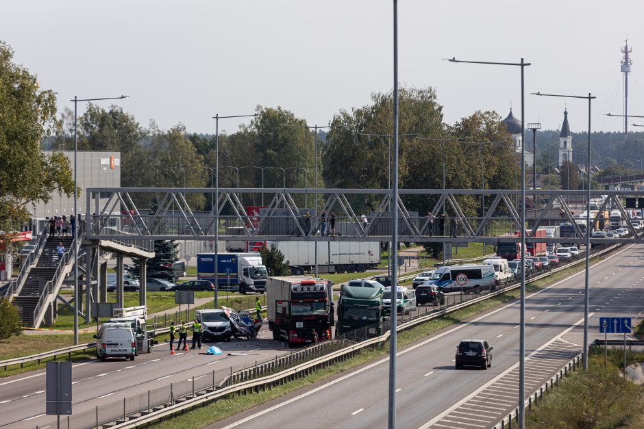 Tragiška avarija ties Vieviu: žuvus kelininkui, pareigūnai ieško liudininkų