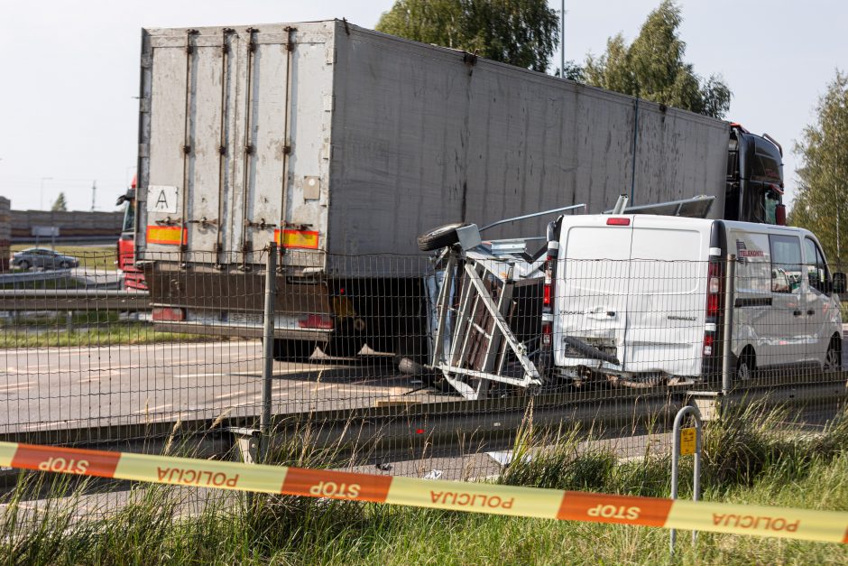 Tragiška avarija ties Vieviu: žuvus kelininkui, pareigūnai ieško liudininkų