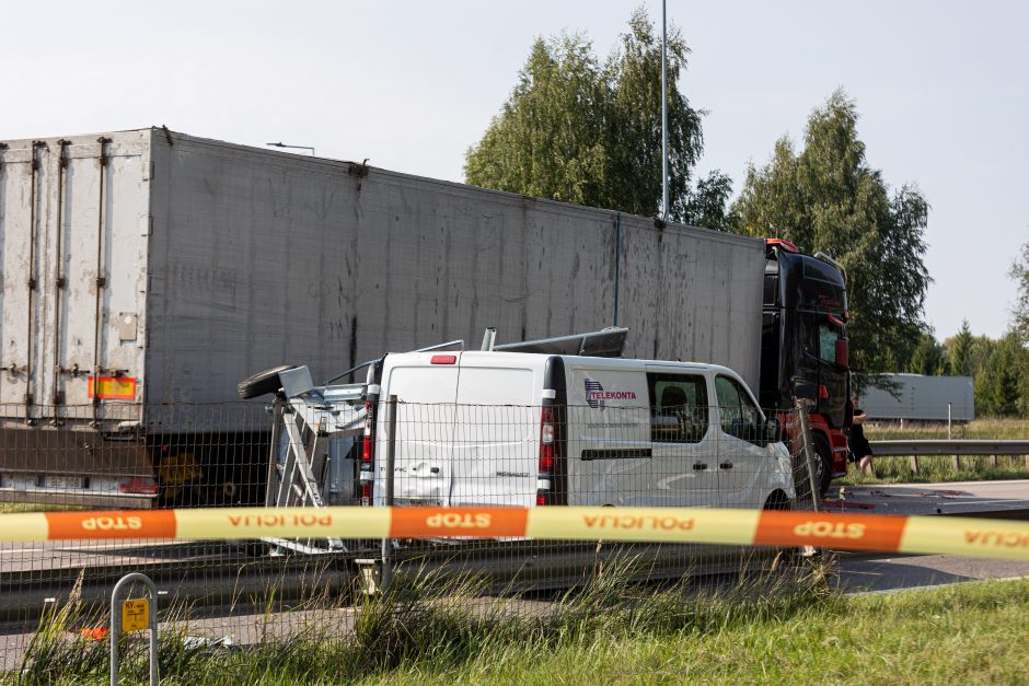 Tragiška avarija ties Vieviu: žuvus kelininkui, pareigūnai ieško liudininkų