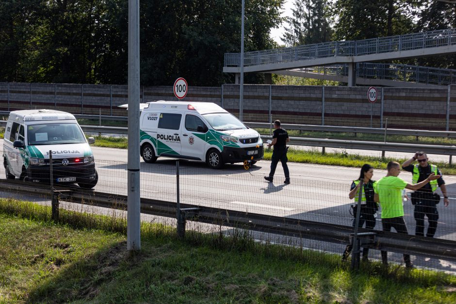 Tragiška avarija ties Vieviu: žuvus kelininkui, pareigūnai ieško liudininkų