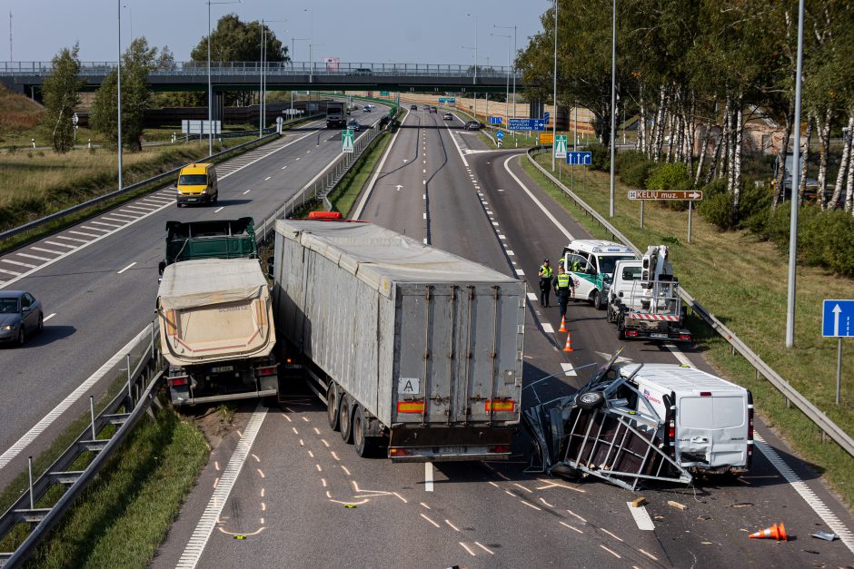 Tragiška avarija ties Vieviu: žuvus kelininkui, pareigūnai ieško liudininkų