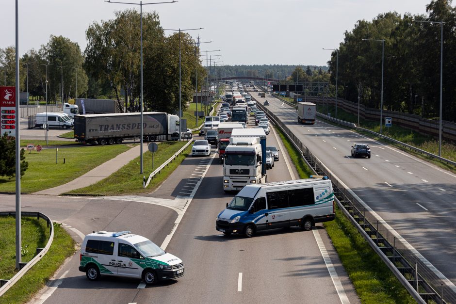 Tragiška avarija ties Vieviu: žuvus kelininkui, pareigūnai ieško liudininkų