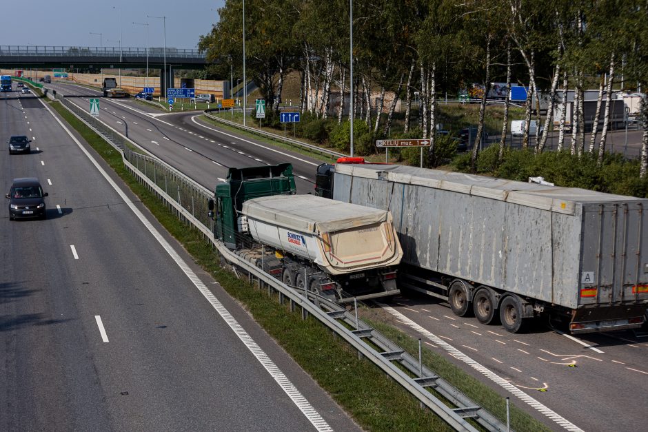 Tragiška avarija ties Vieviu: žuvus kelininkui, pareigūnai ieško liudininkų