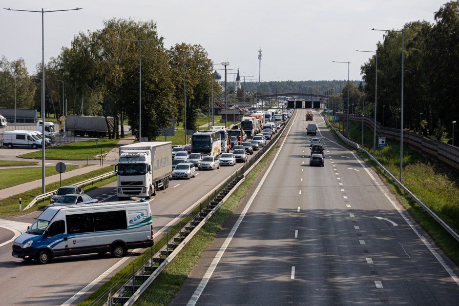 Tragiška avarija ties Vieviu: žuvus kelininkui, pareigūnai ieško liudininkų