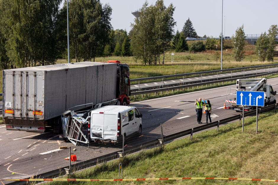 Tragiška avarija ties Vieviu: žuvus kelininkui, pareigūnai ieško liudininkų