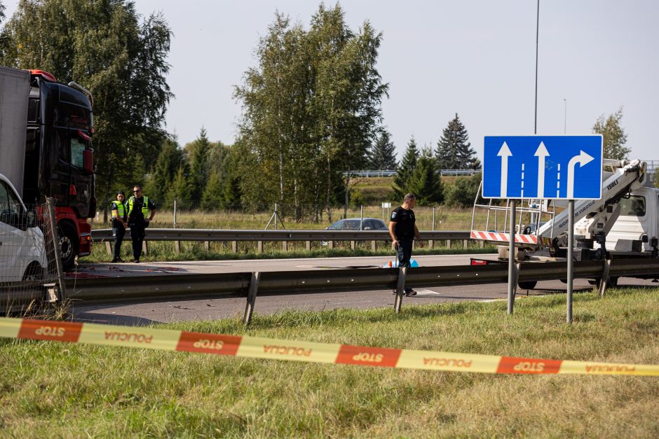 Tragiška avarija ties Vieviu: žuvus kelininkui, pareigūnai ieško liudininkų