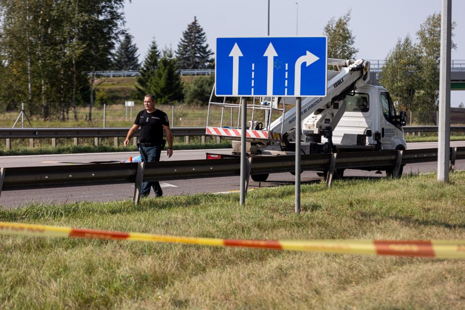 Tragiška avarija ties Vieviu: žuvus kelininkui, pareigūnai ieško liudininkų