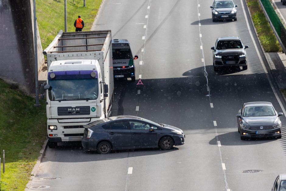 Eismą Vilniuje paralyžiavo dvi avarijos: susidūrė krovininiai ir lengvieji automobiliai