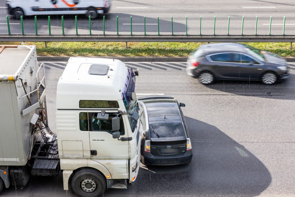 Eismą Vilniuje paralyžiavo dvi avarijos: susidūrė krovininiai ir lengvieji automobiliai