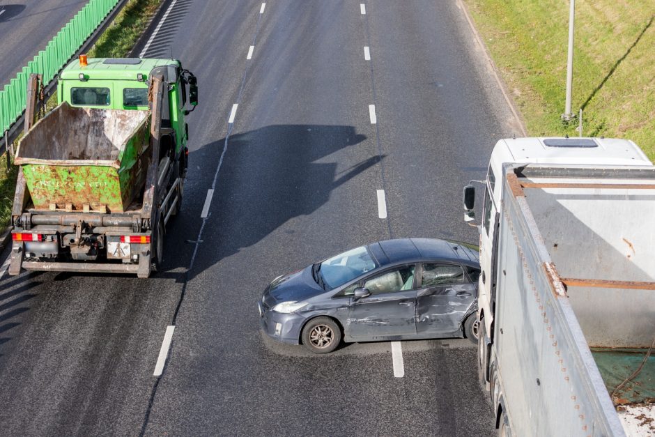 Eismą Vilniuje paralyžiavo dvi avarijos: susidūrė krovininiai ir lengvieji automobiliai