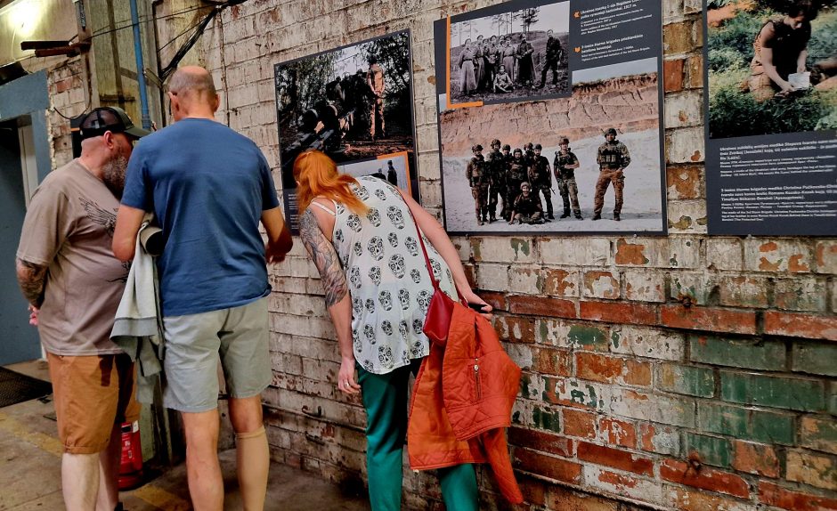 Klaipėdoje – išskirtinė fotografijų paroda „Plieno audrose“: čia atgimė ukrainiečių karinė tapatybė