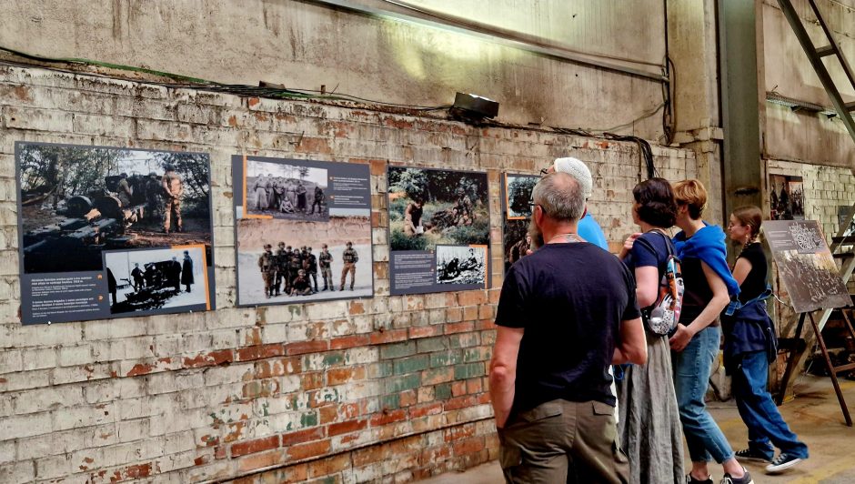 Klaipėdoje – išskirtinė fotografijų paroda „Plieno audrose“: čia atgimė ukrainiečių karinė tapatybė