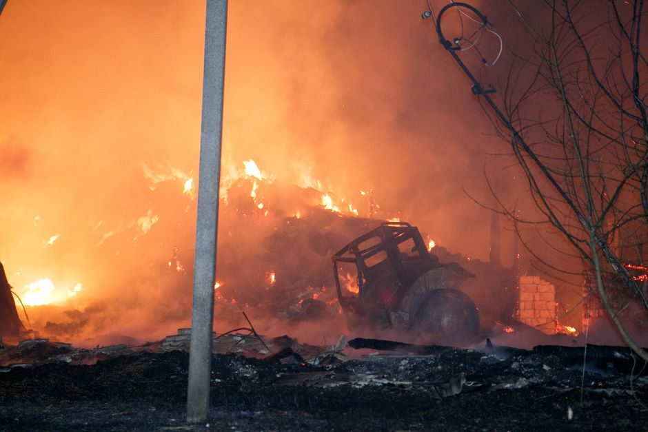 Šiaulių rajone ugniagesiai gesino didelį gaisrą buvusių fermų pastatuose