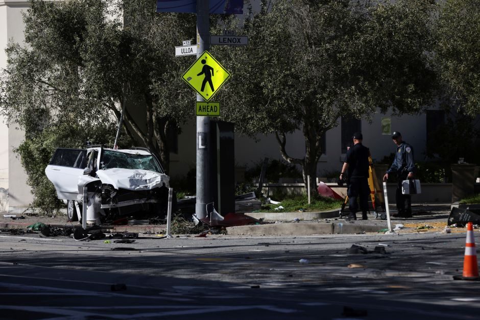 San Fransiske visureigiui įsirėžus į autobusų stotelę žuvo trys žmonės, sužeistas kūdikis