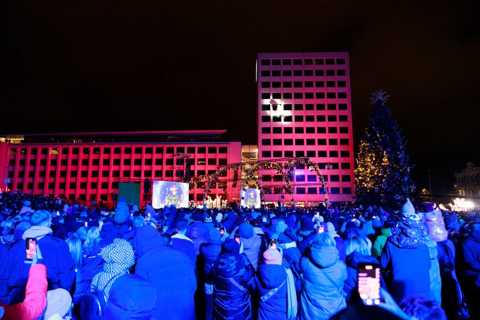 Lietuvoje įžiebta pirmoji Kalėdų eglė: Kaunas pakvipo meduoliais, Kalėdų Senelis leidosi stogu