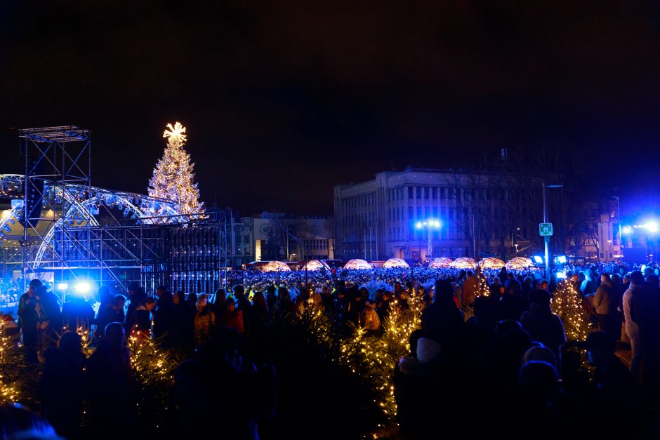 Lietuvoje įžiebta pirmoji Kalėdų eglė: Kaunas pakvipo meduoliais, Kalėdų Senelis leidosi stogu