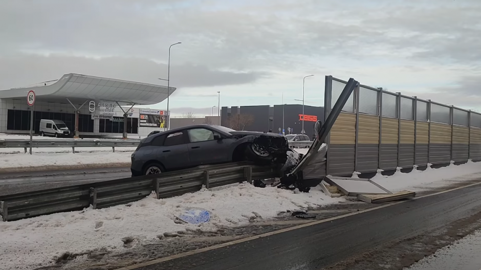 Uostamiestyje BMW rėžėsi į kelio atitvarus: nukentėjo visa automobiliu keliavusi šeima