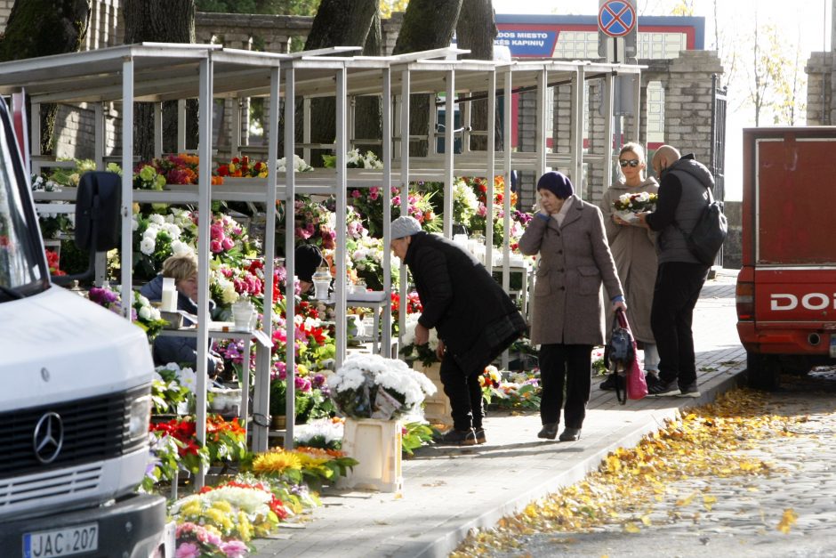 Artėjant Vėlinėms miesto vežėjai ragina gyventojus nelipti į perpildytus autobusus