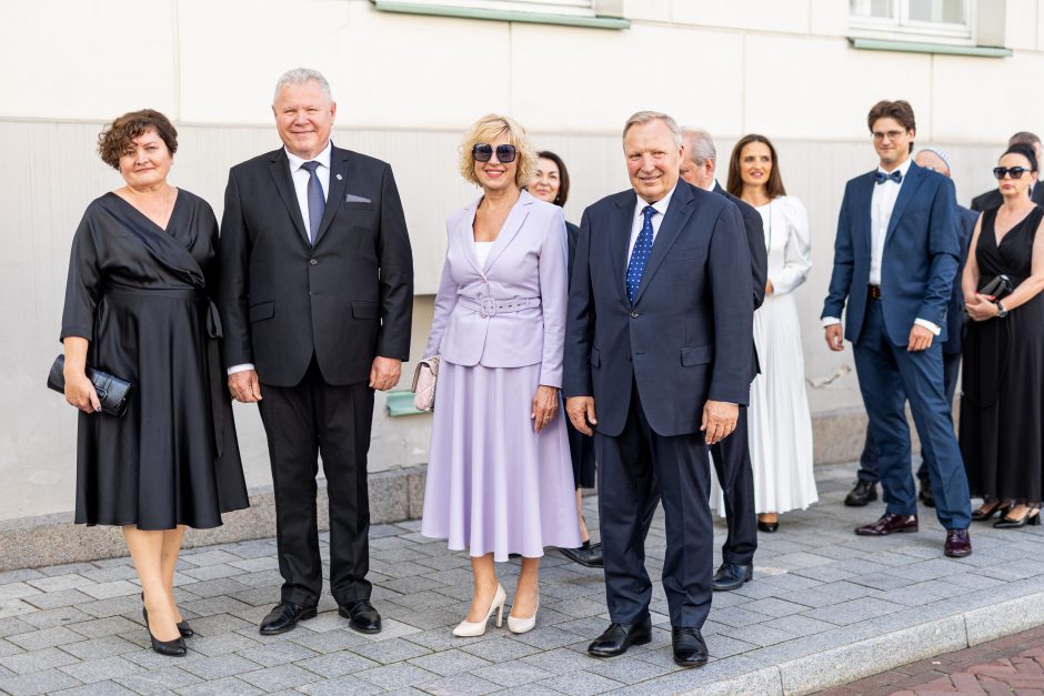 Šalies vadovo inauguraciją vainikavo vakarinė dalis: į Prezidentūros kiemą rinkosi garbūs svečiai