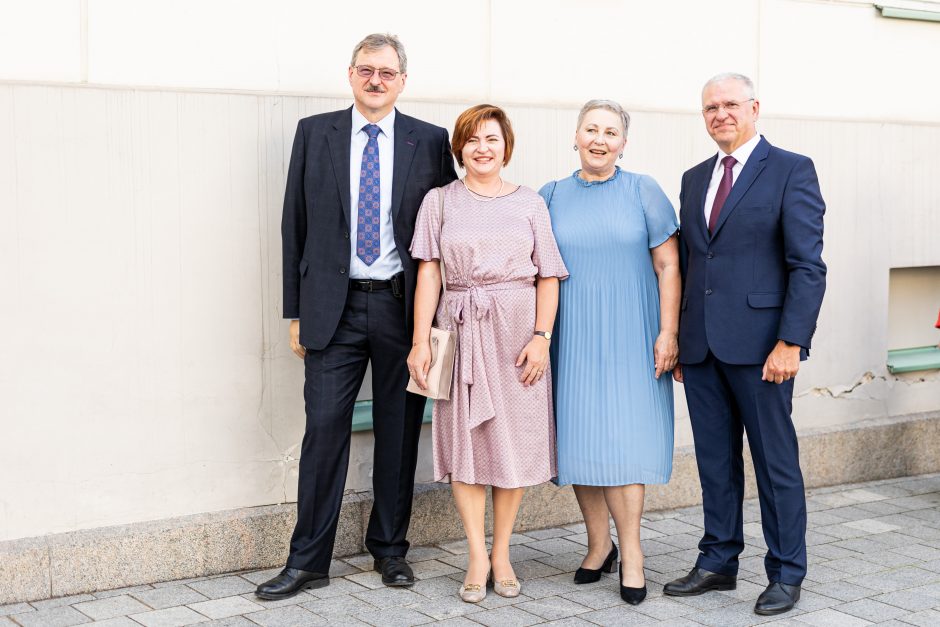 Šalies vadovo inauguraciją vainikavo vakarinė dalis: į Prezidentūros kiemą rinkosi garbūs svečiai