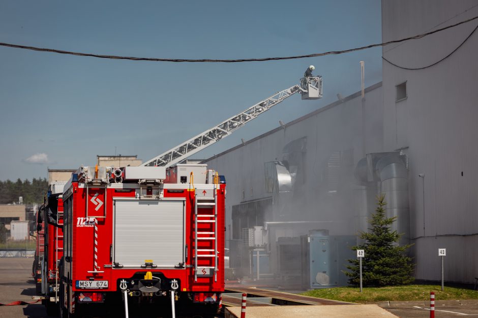 Dėl gaisro saldainių fabrike „Pergalė“ – 120 darbuotojų evakuacija