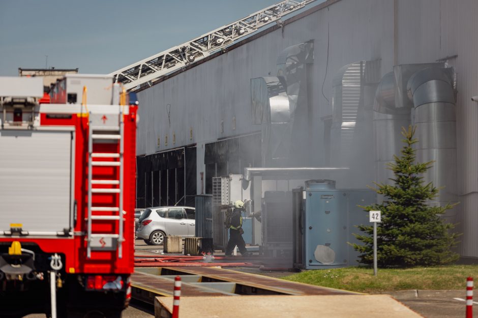 Dėl gaisro saldainių fabrike „Pergalė“ – 120 darbuotojų evakuacija