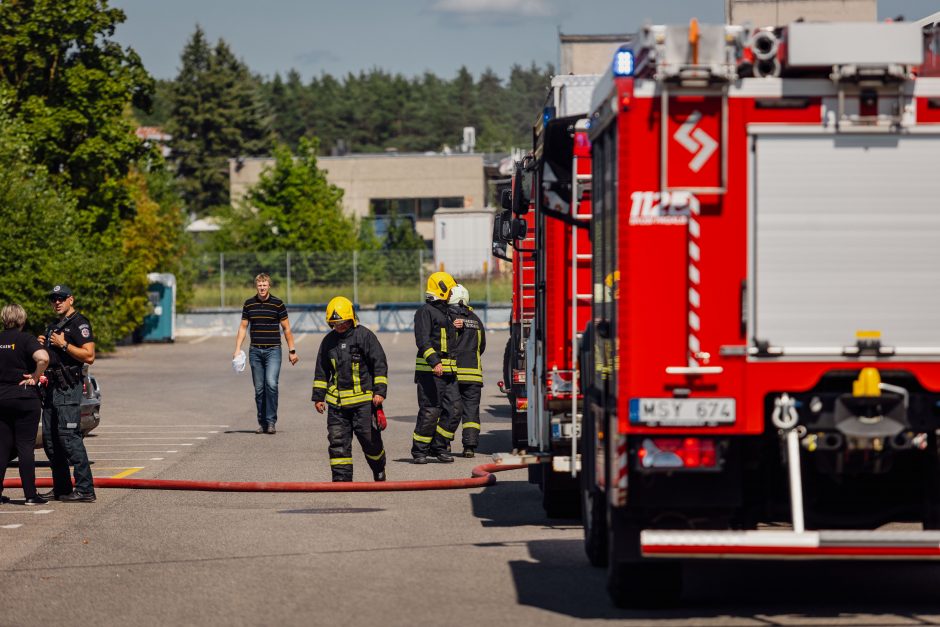 Dėl gaisro saldainių fabrike „Pergalė“ – 120 darbuotojų evakuacija