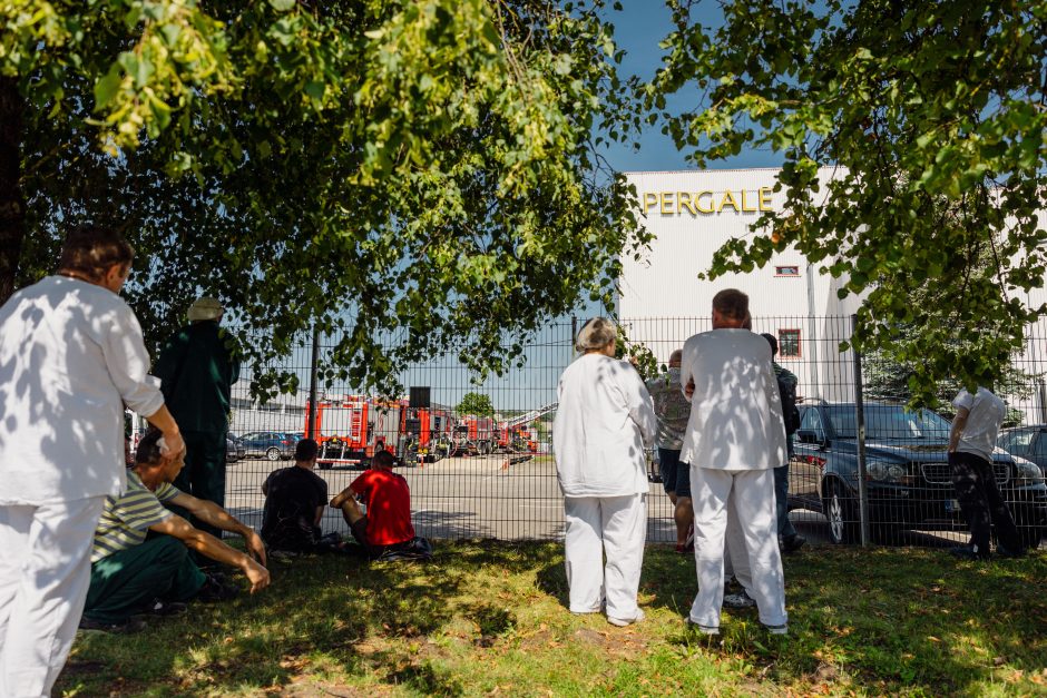 Dėl gaisro saldainių fabrike „Pergalė“ – 120 darbuotojų evakuacija