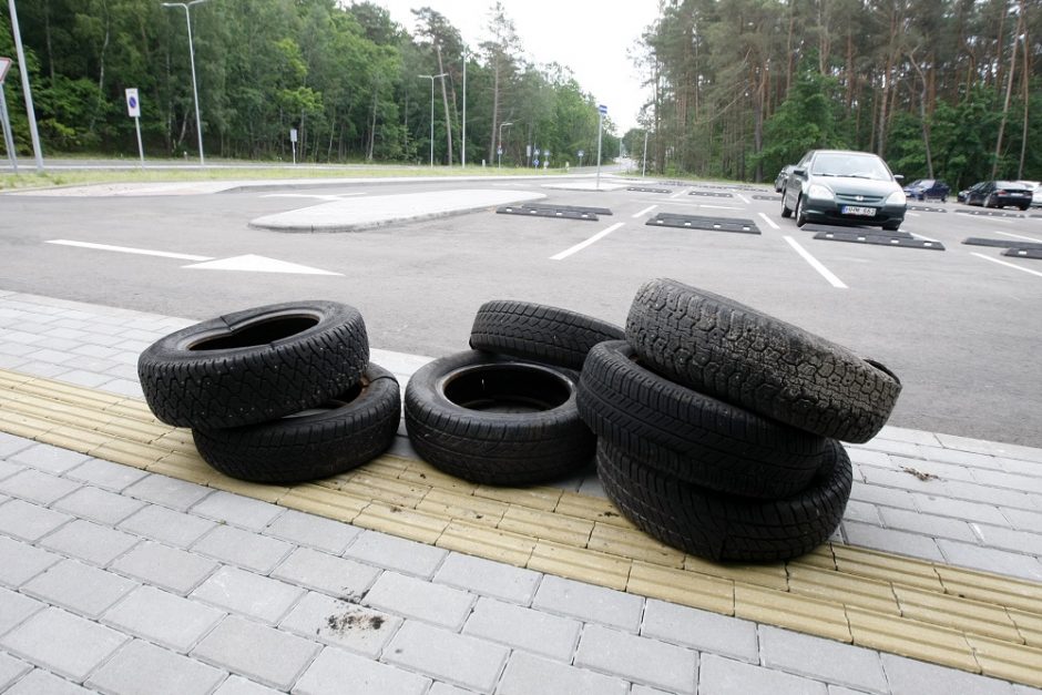 Padangų keitimas: žiema neskuba, vairuotojai – taip pat