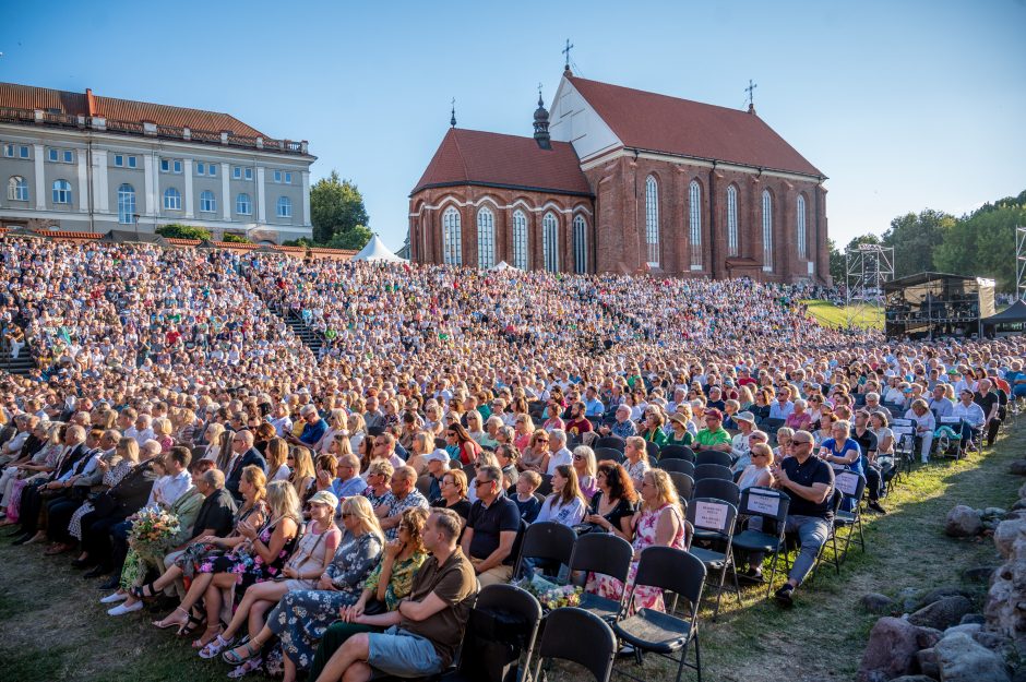 Valstybės diena palydėta himnu: ties Kauno pilimi net šiurpuliukai po kūną bėgiojo