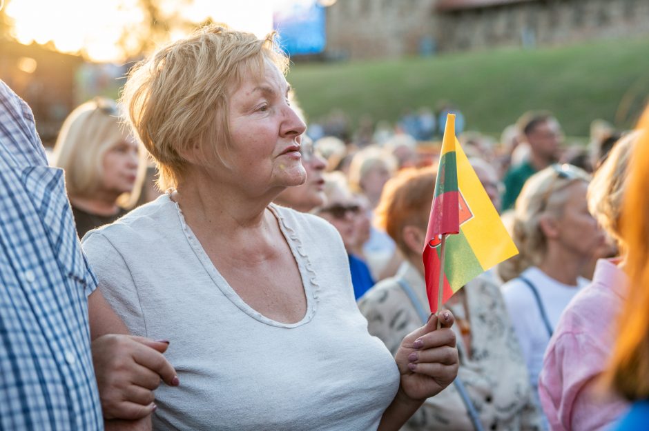 Valstybės diena palydėta himnu: ties Kauno pilimi net šiurpuliukai po kūną bėgiojo