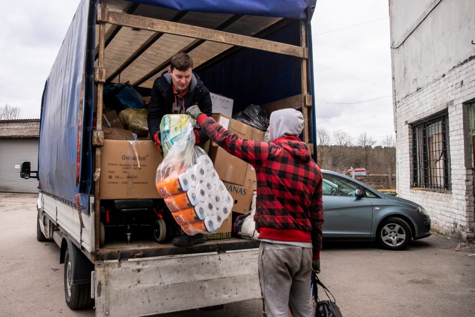 Humanitarinės paramos prikimšti automobiliai išvyksta į Ukrainą