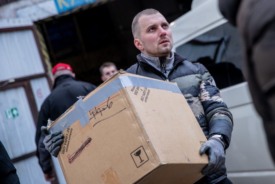 Humanitarinės paramos prikimšti automobiliai išvyksta į Ukrainą