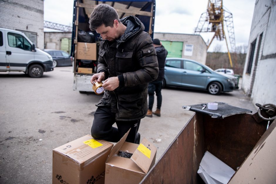 Humanitarinės paramos prikimšti automobiliai išvyksta į Ukrainą