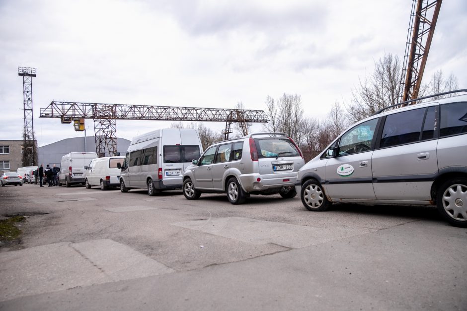 Humanitarinės paramos prikimšti automobiliai išvyksta į Ukrainą