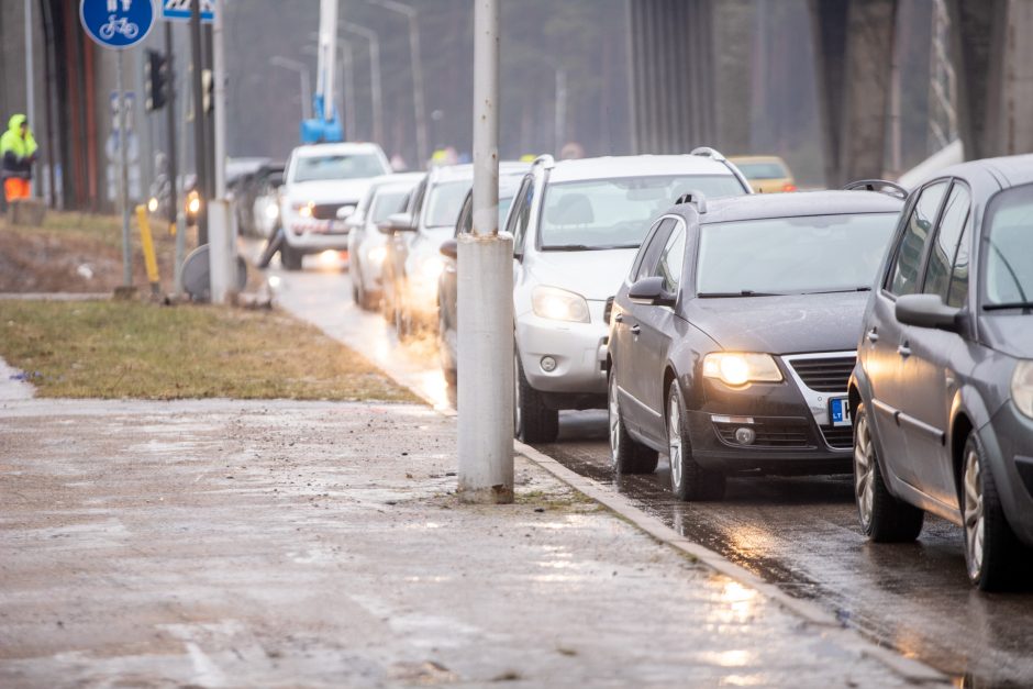 Prie COVID-19 mobilaus punkto – vėl milžiniška eilė: prašo atvykti savo laiku