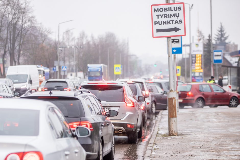 Prie COVID-19 mobilaus punkto – vėl milžiniška eilė: prašo atvykti savo laiku