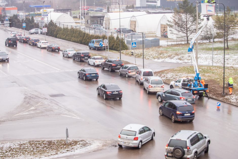 Prie COVID-19 mobilaus punkto – vėl milžiniška eilė: prašo atvykti savo laiku