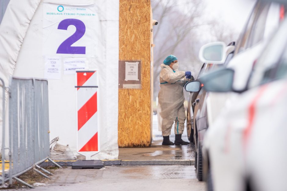 Prie COVID-19 mobilaus punkto – vėl milžiniška eilė: prašo atvykti savo laiku