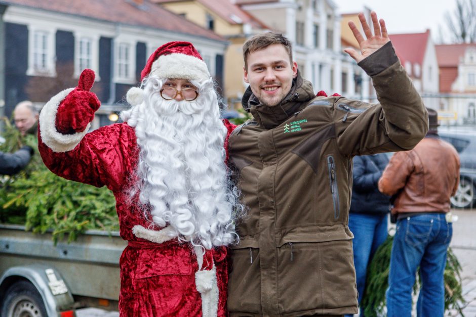 Kalėdos jau keliauja į kauniečių namus: prie nemokamų eglės šakų žmonių – kaip koncerte