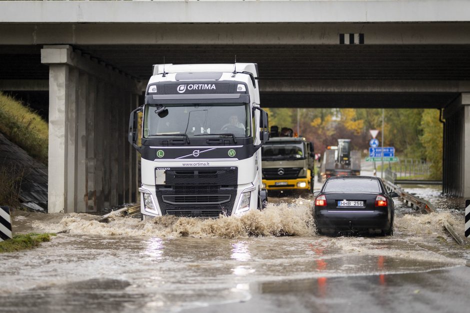 Vilniečiams – išbandymai  gatvėse: kai kurios nepravažiuojamos, plaukia automobiliai