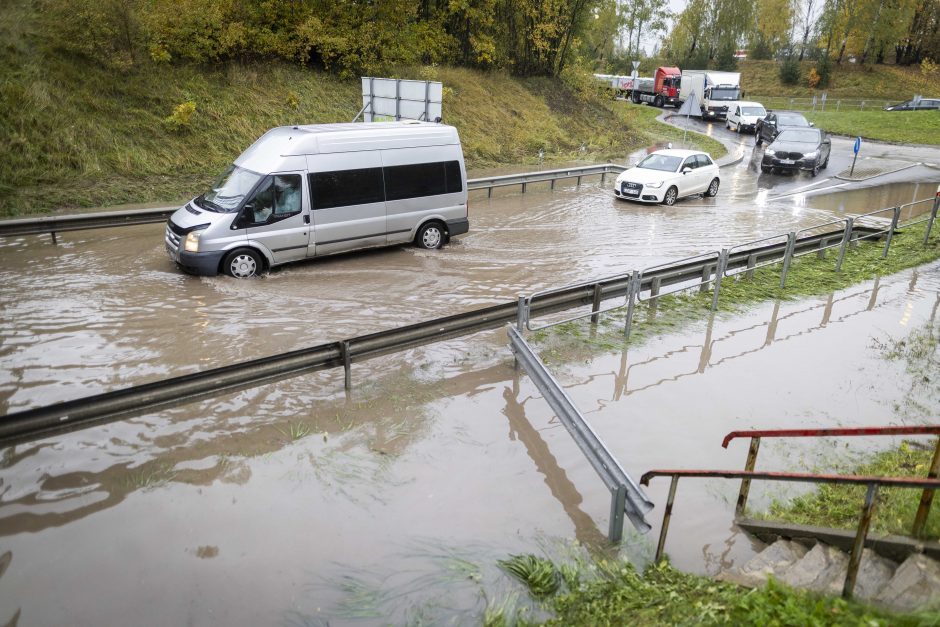 Vilniečiams – išbandymai  gatvėse: kai kurios nepravažiuojamos, plaukia automobiliai