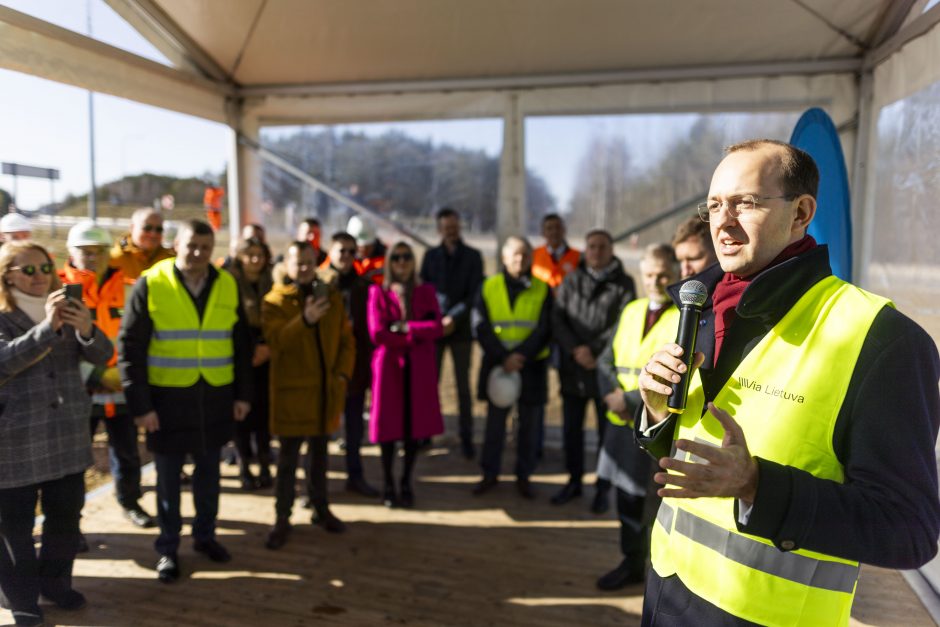 Įsibėgėja kelio Molėtai–Utena rekonstrukcija: išardyta 15 tūkst. tonų senos kelio dangos  