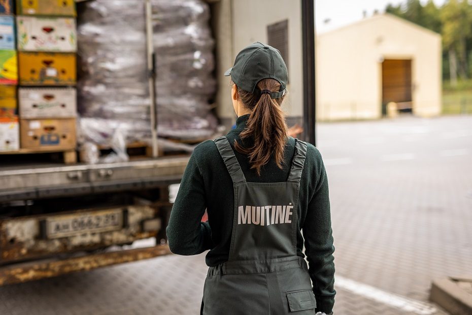 Už cigarečių kontrabandą ir kyšininkavimą nuteisti policijos ir muitinės pareigūnai