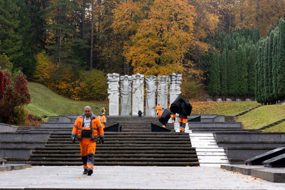 Vilniuje, Antakalnyje, juodu audeklu uždengtos sovietinės skulptūros