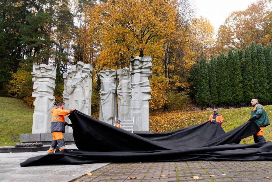 Vilniuje, Antakalnyje, juodu audeklu uždengtos sovietinės skulptūros